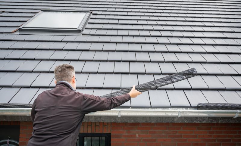 How Loose Gutter Covers Affect Water Drainage
